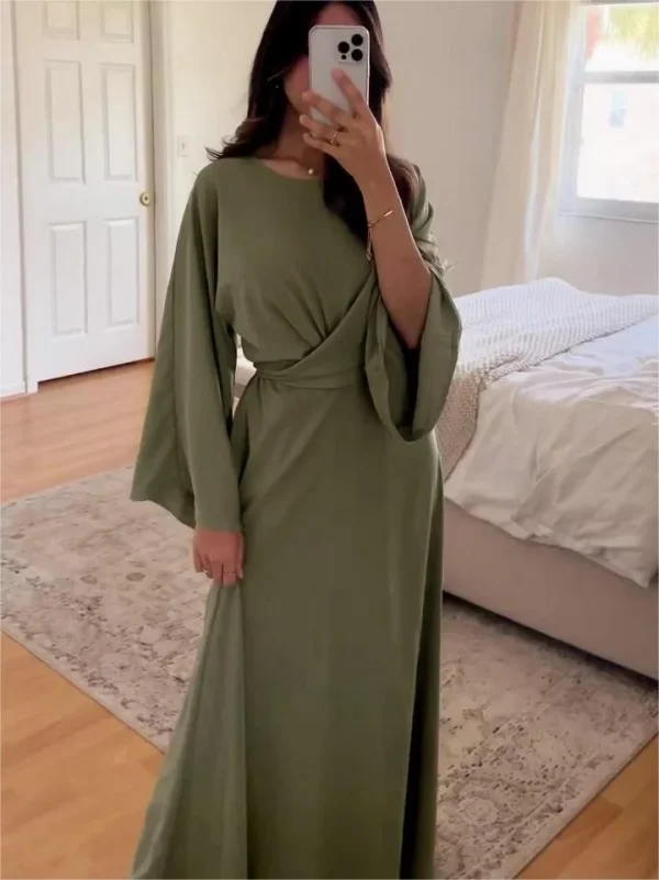 LANGES KLEID MIT FELLOW-ÄRMELN AUS SATIN